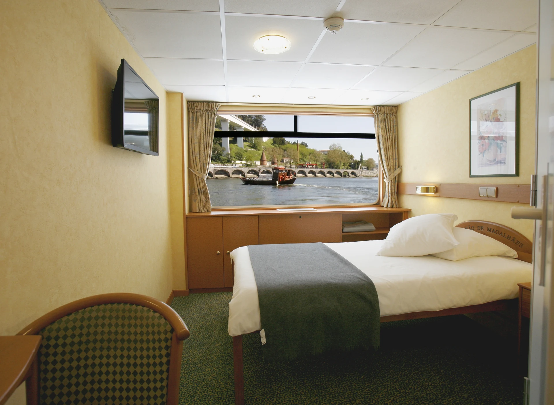 Middle Deck 2 Adjustable Twin Beds - Cat. C
