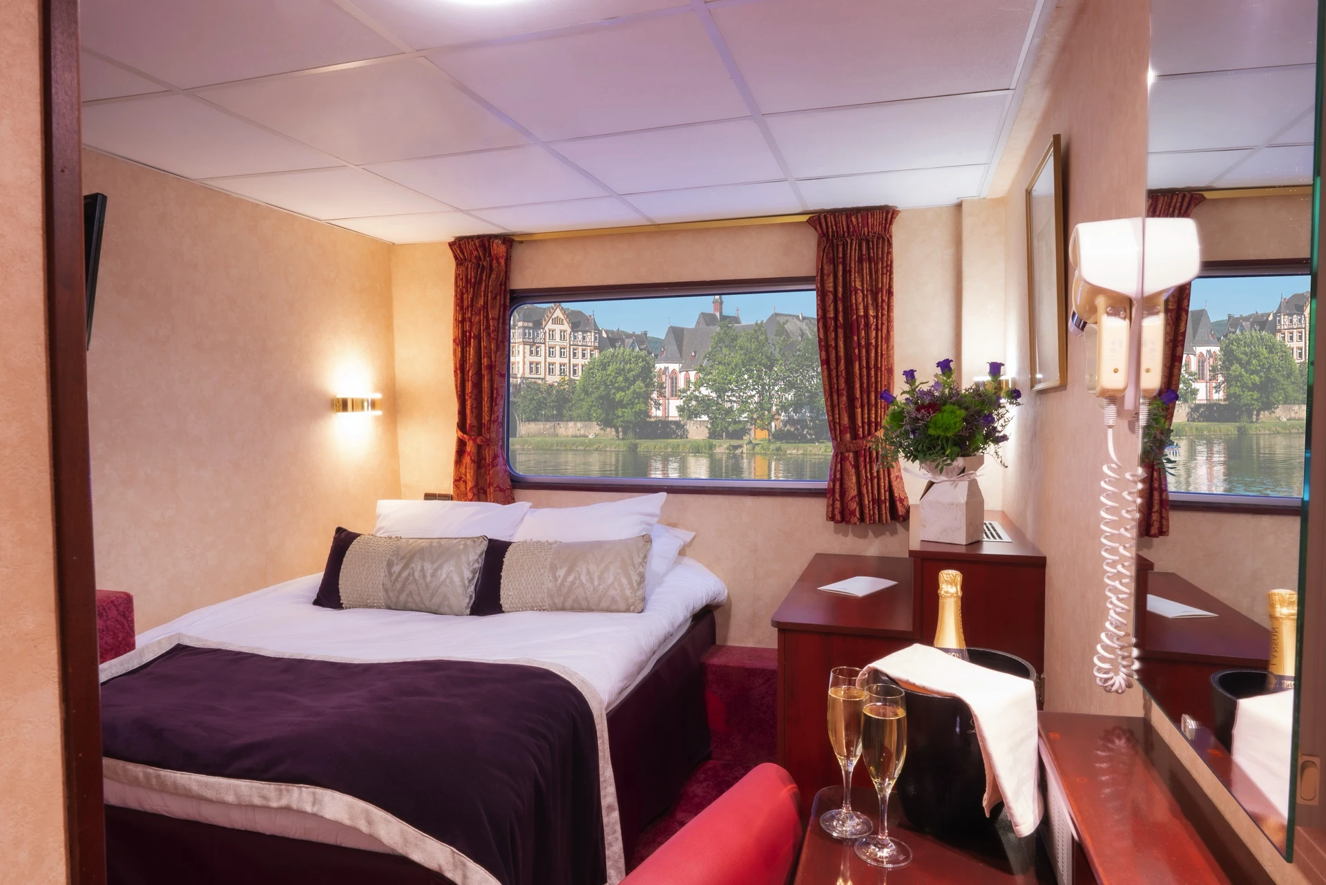 Main Deck 1 Double Bed CAT. B