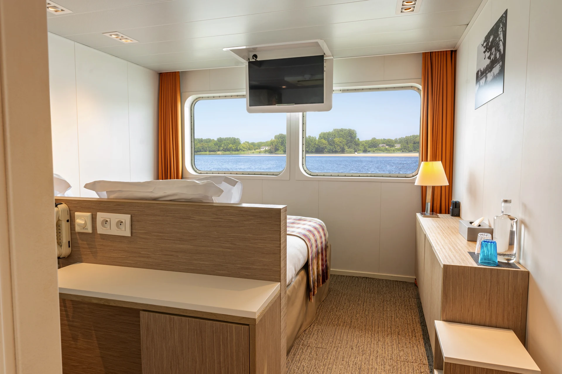 Main Deck 2 Adjustable Twin Beds CAT. A