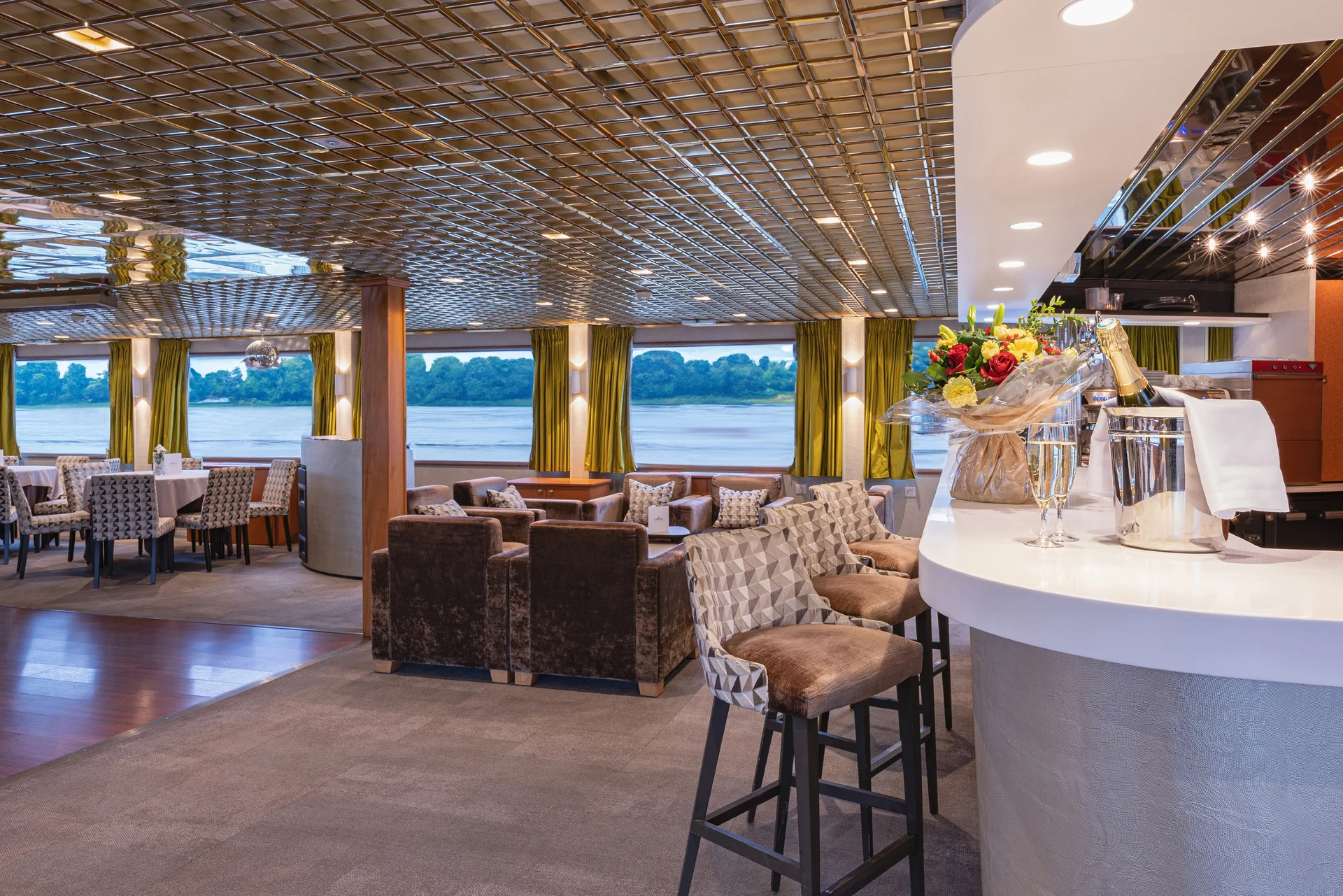 Lounge Bar with Dancefloor