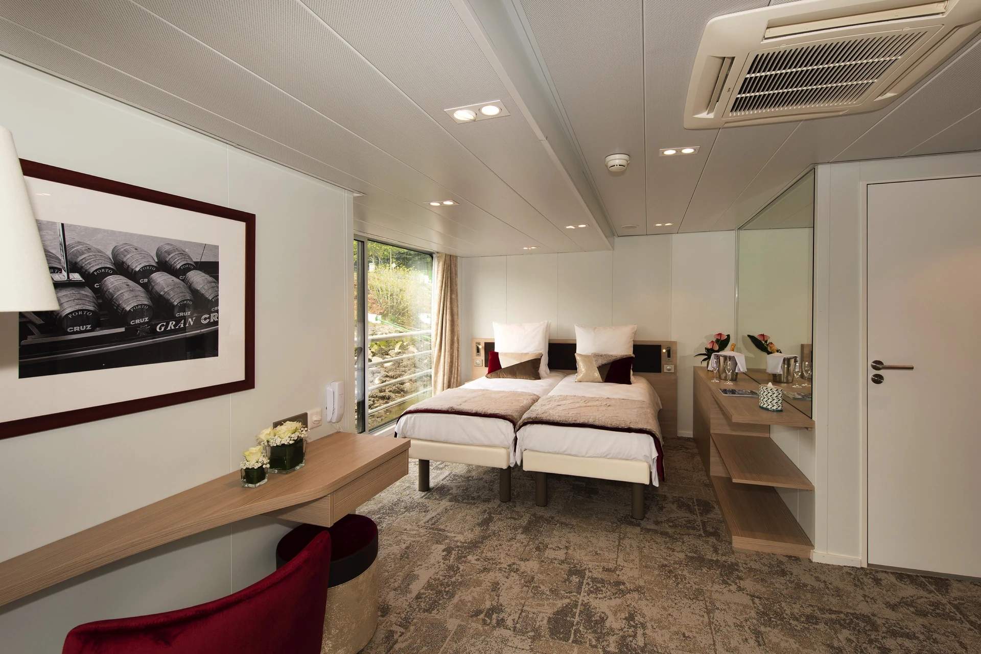 Middle Deck 2 Single Beds Suite CAT. B