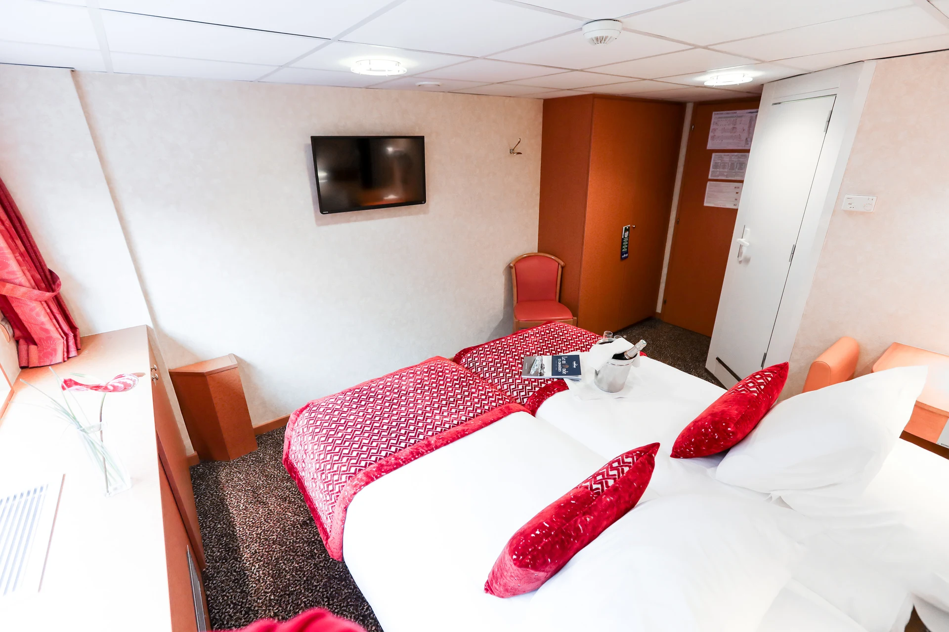 Main Deck Adjustable Twin Beds - Cat. C