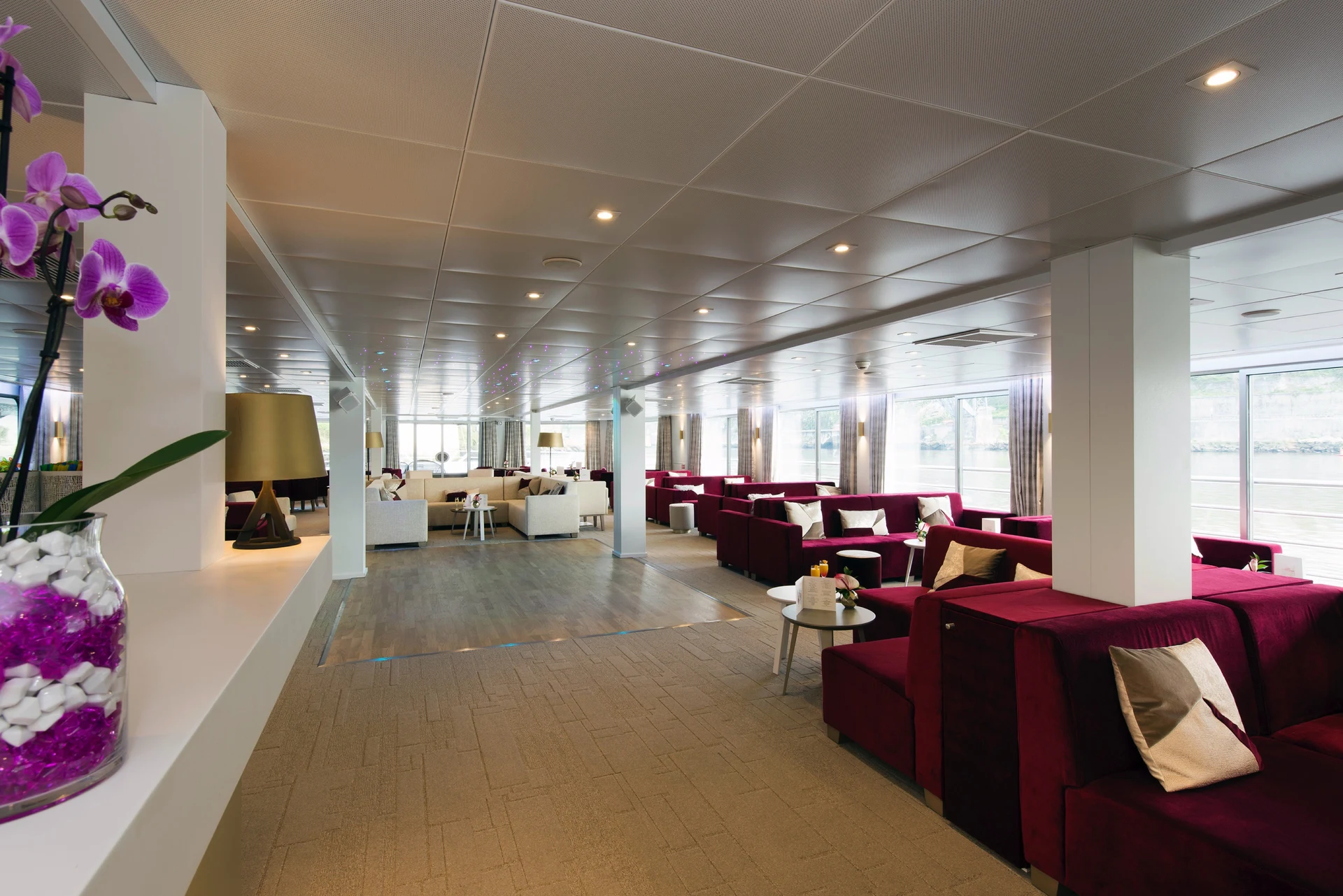 Lounge Bar with Dancefloor