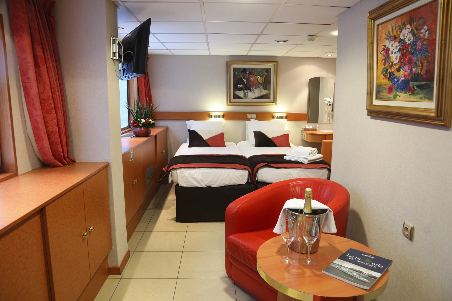 Main Deck 2 Single Beds Suite Cat B