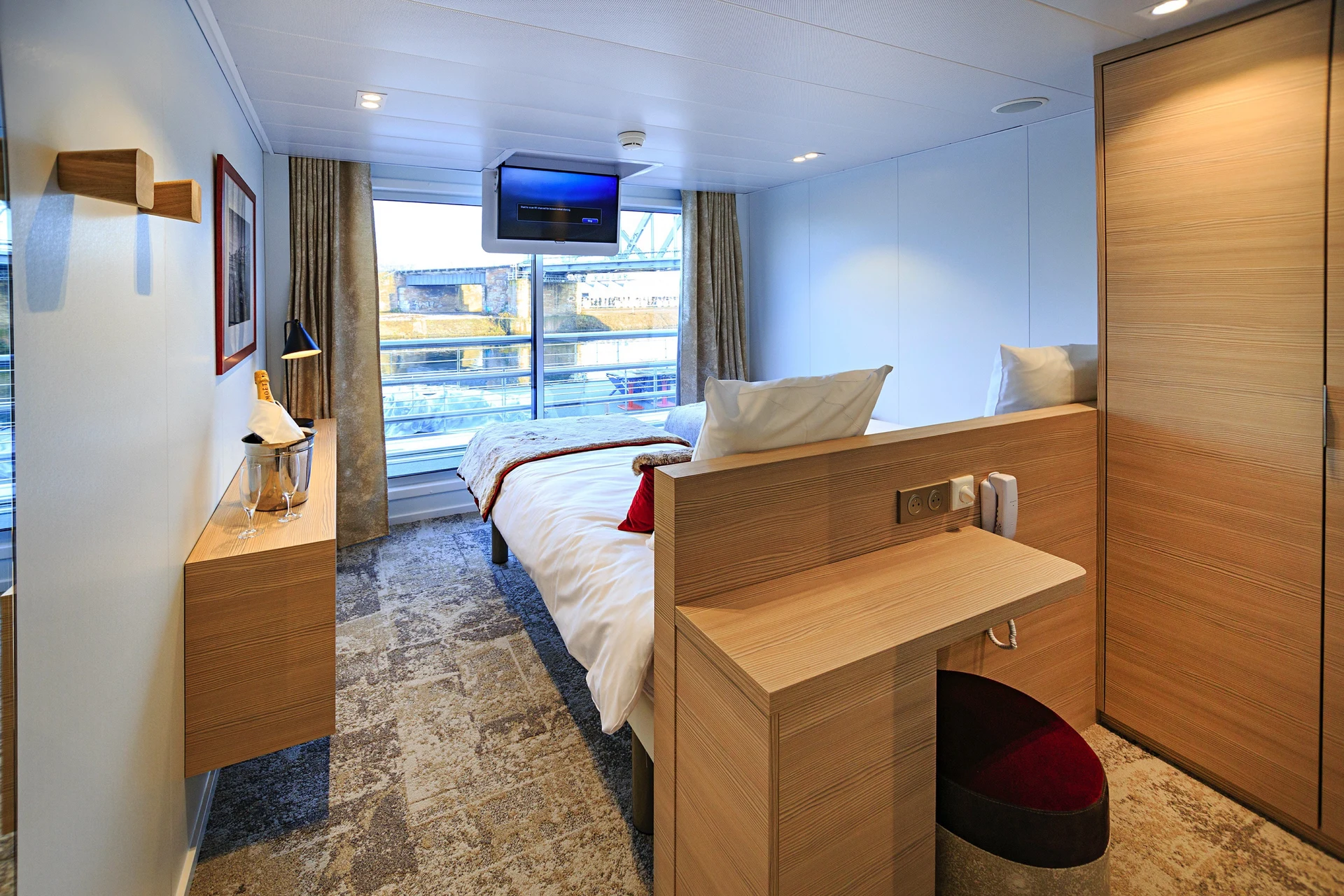 Middle Deck 2 Adjustable Twin Beds CAT. A