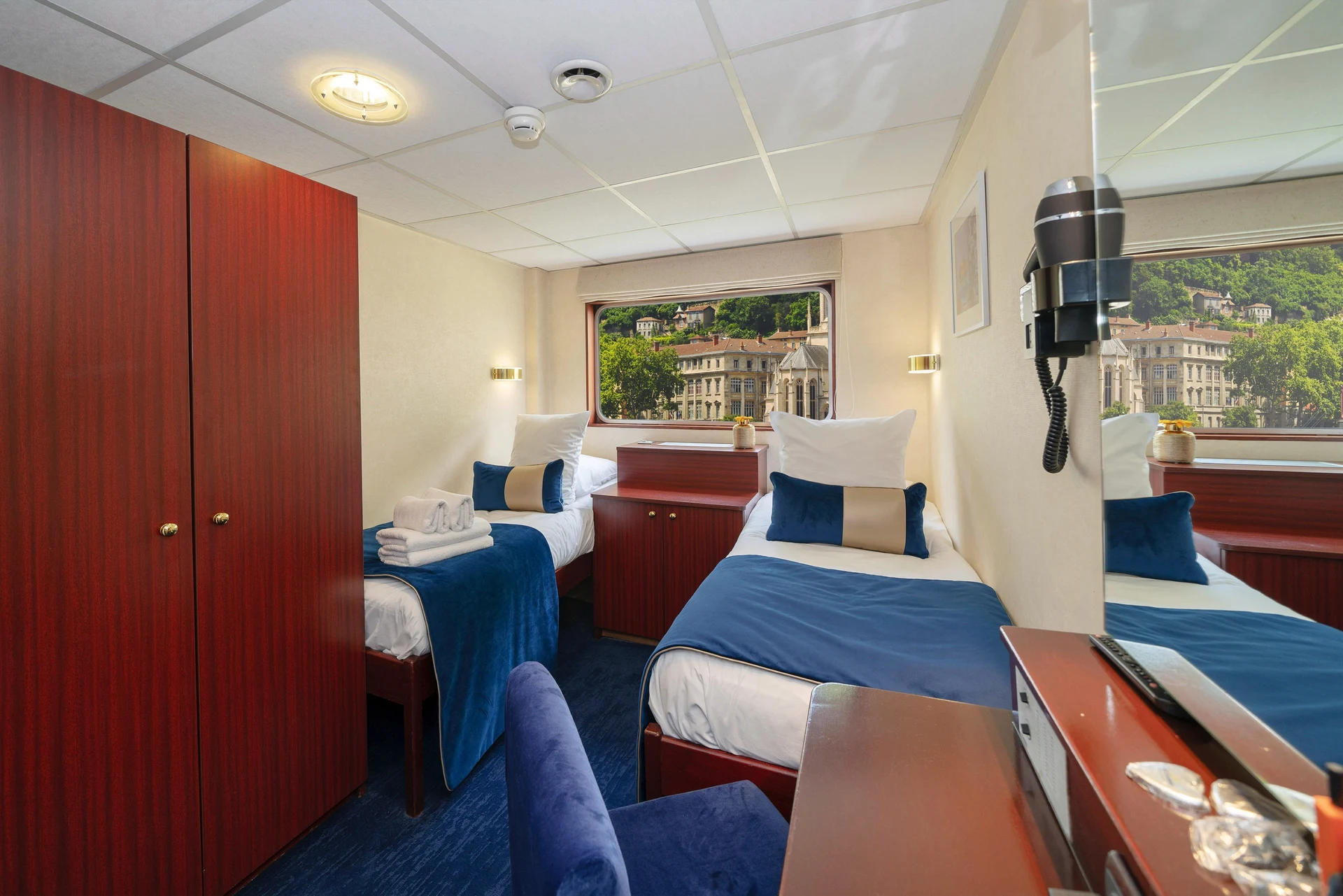 Main Deck 2 Beds CAT. A