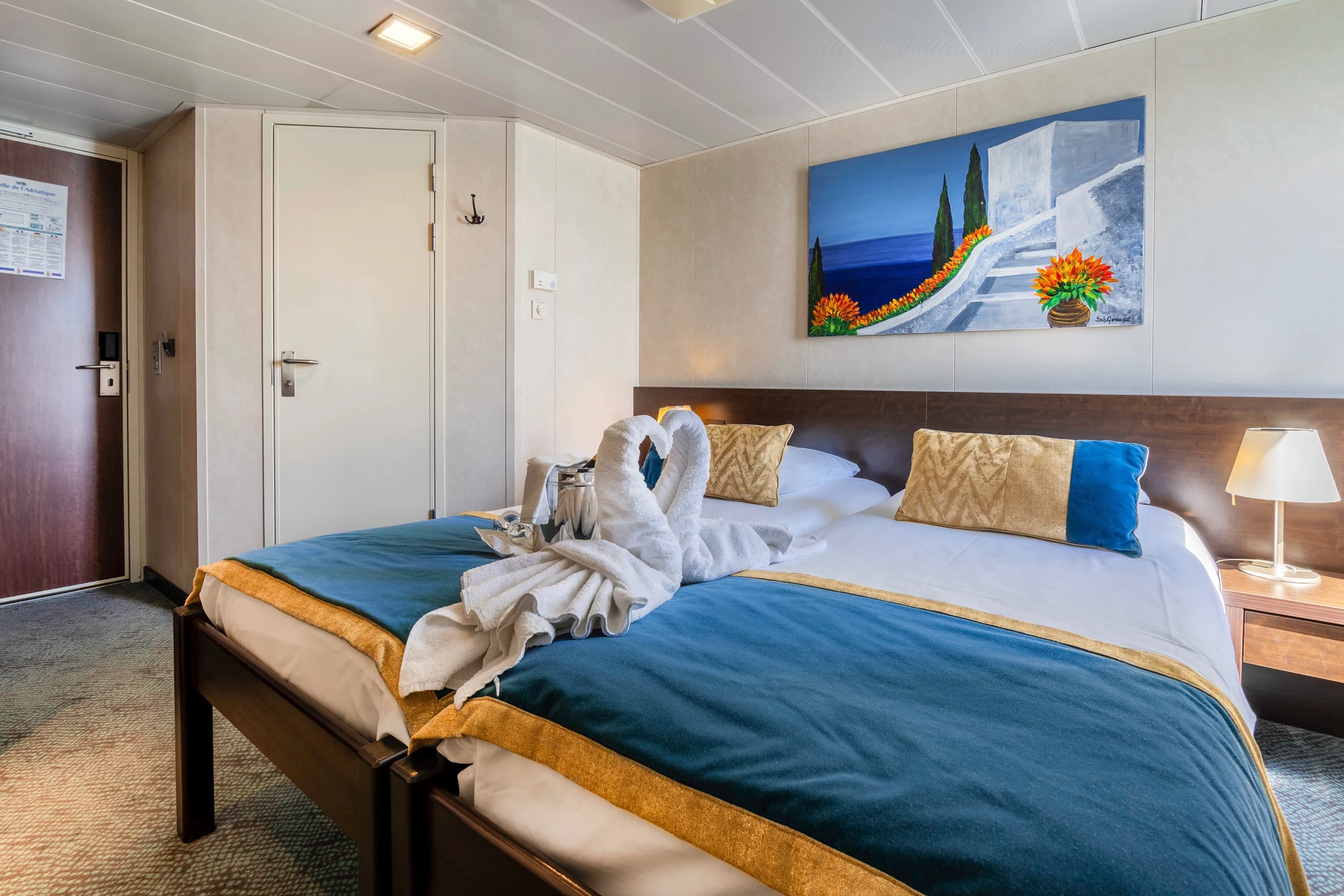 Boarding Deck 2 Adjustable Twin Beds Cat C
