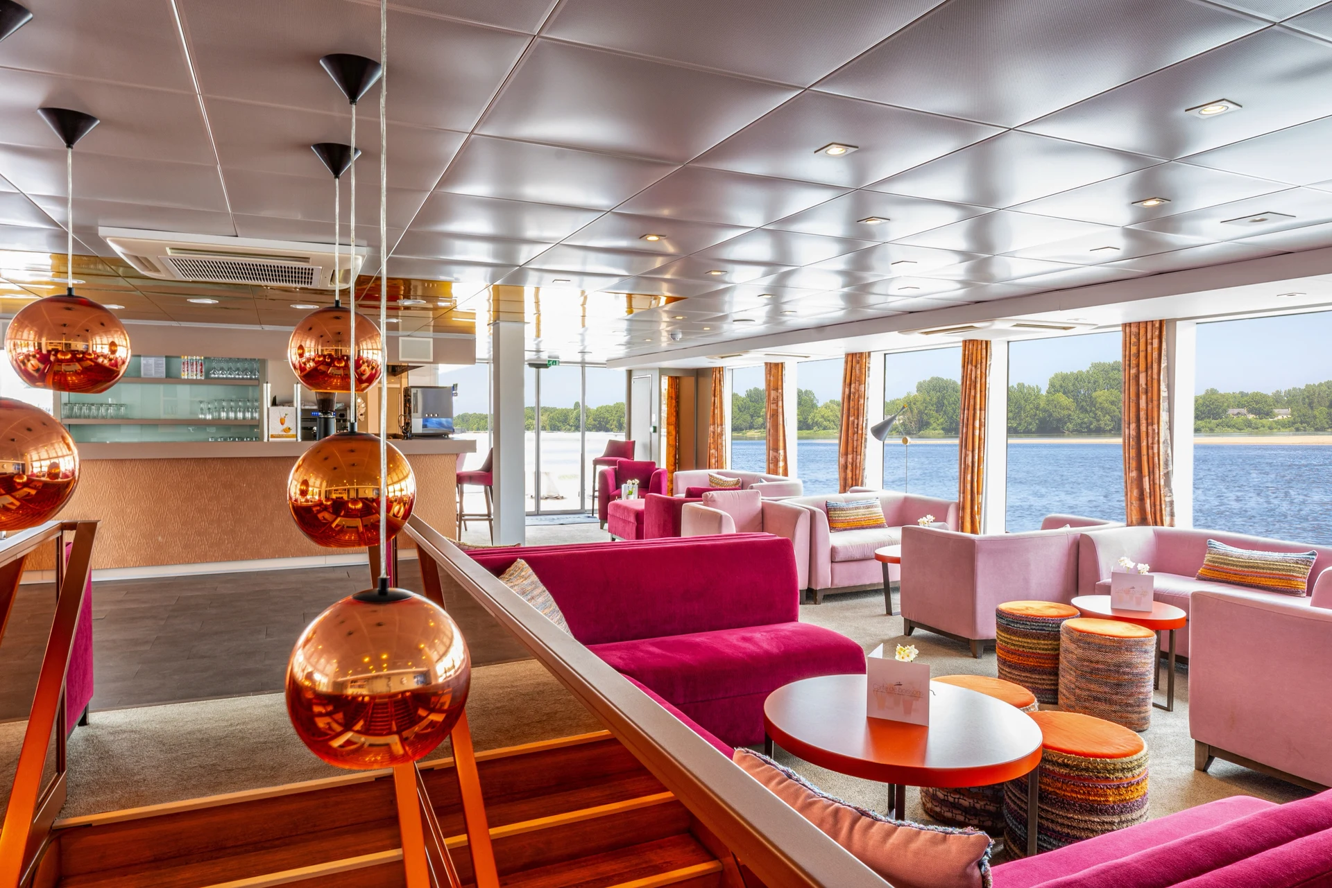 Lounge Bar with Dancefloor