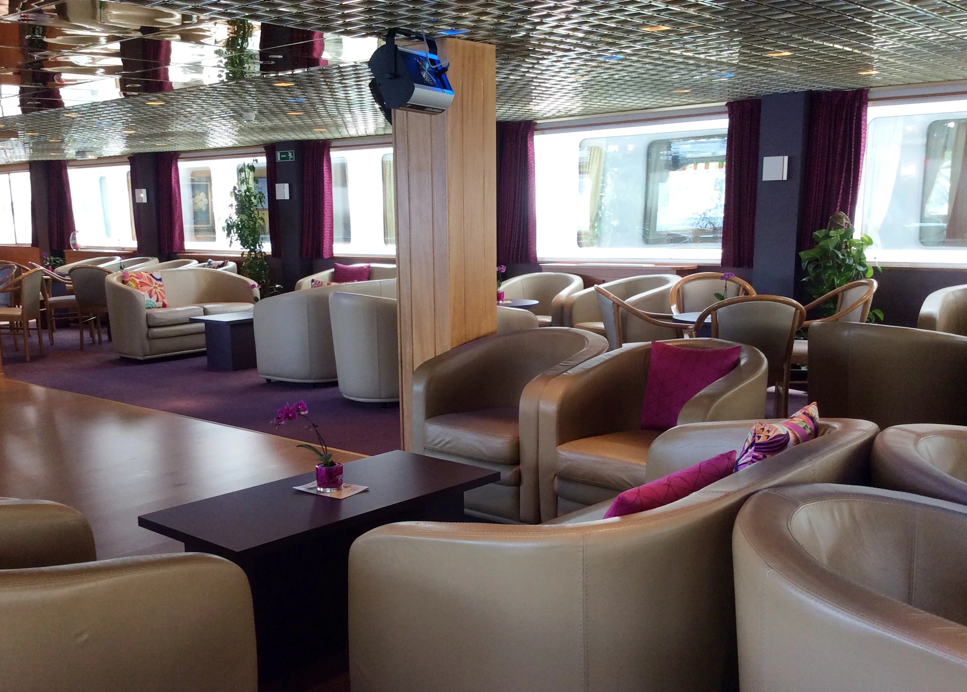 Lounge Bar with Dancefloor
