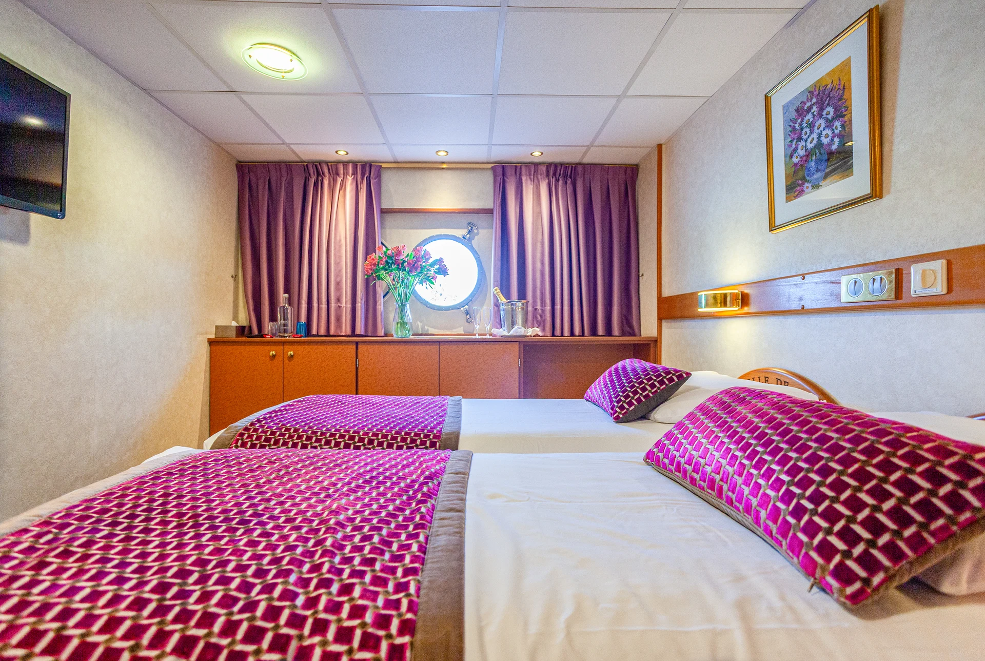 Main Deck 2 Adjustable Twin Beds Cat A