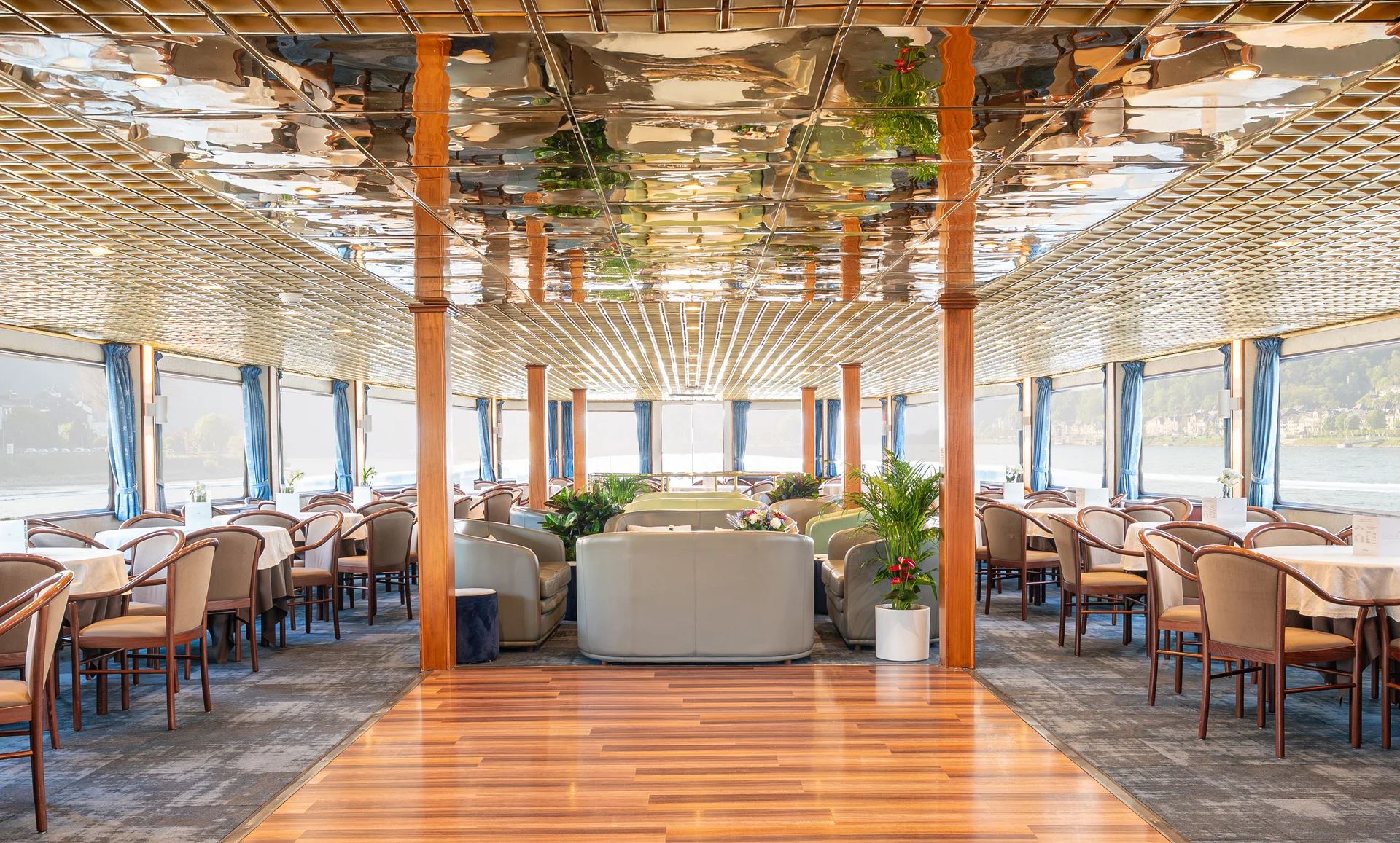 Lounge Bar With Dancefloor