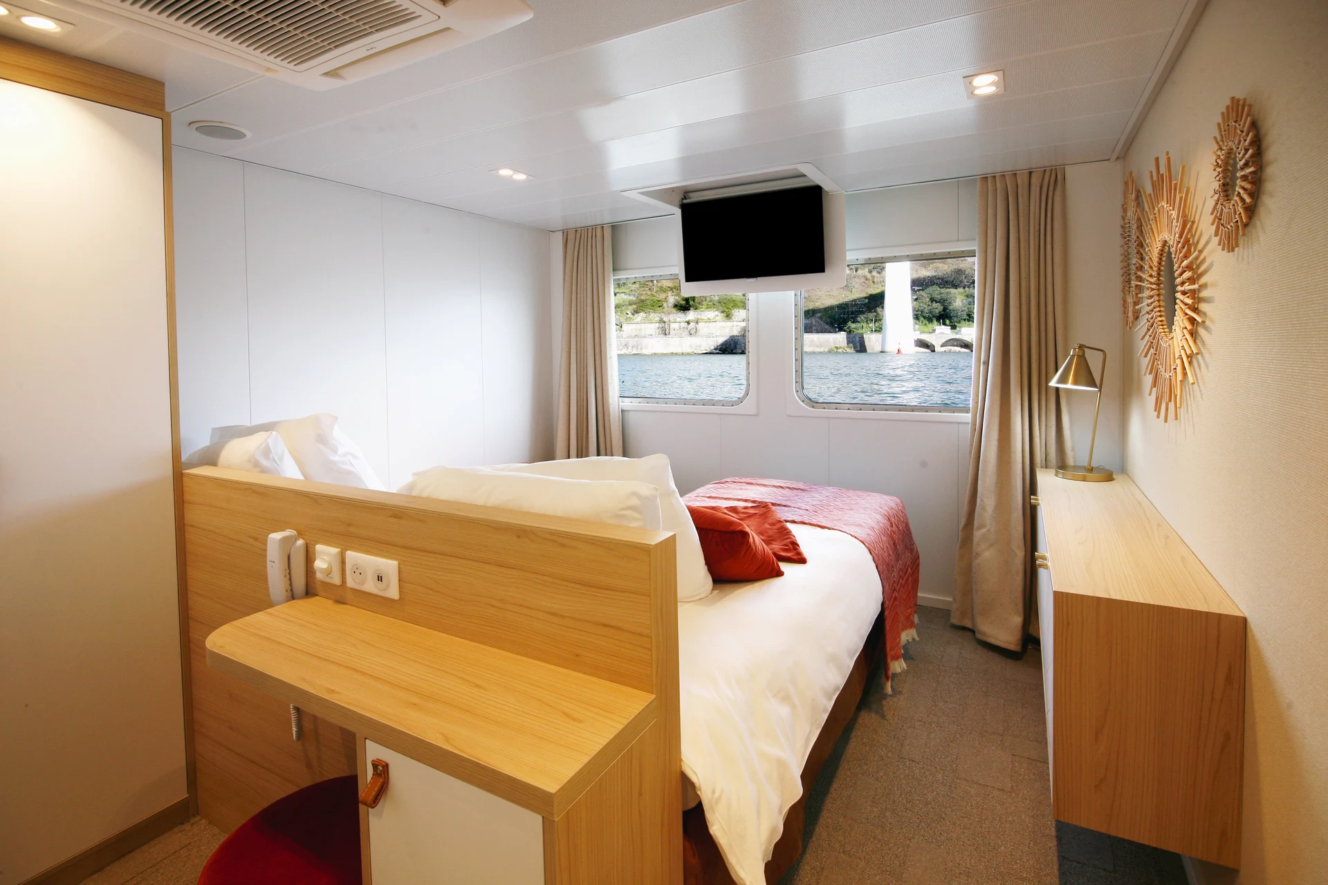 Main Deck 2 Adjustable Twin Beds Cat A