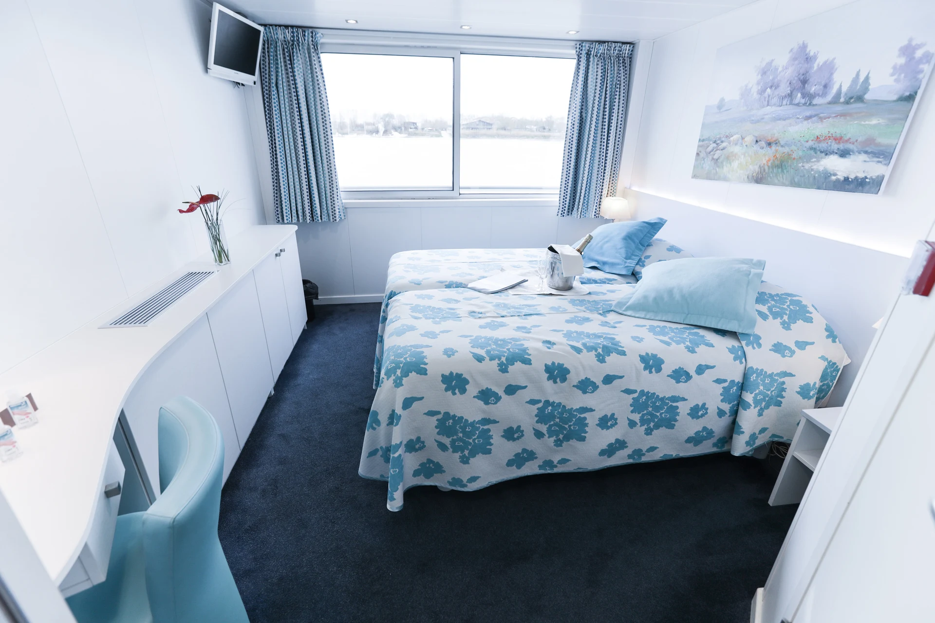 Middle Deck 2 Adjustable Twin Beds Cat A