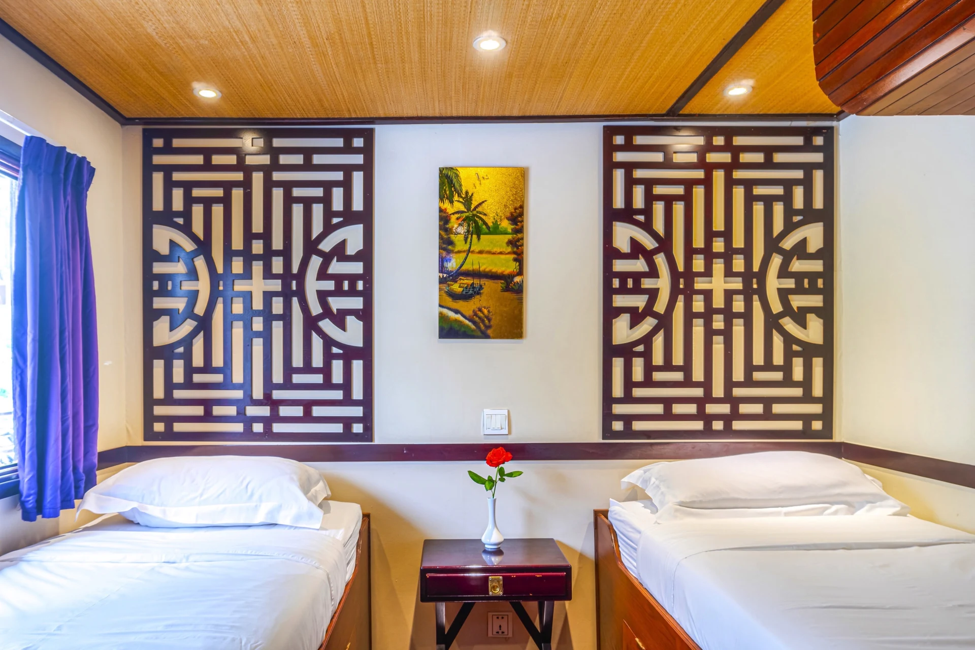 Main Deck 2 Adjustable Twin Beds
