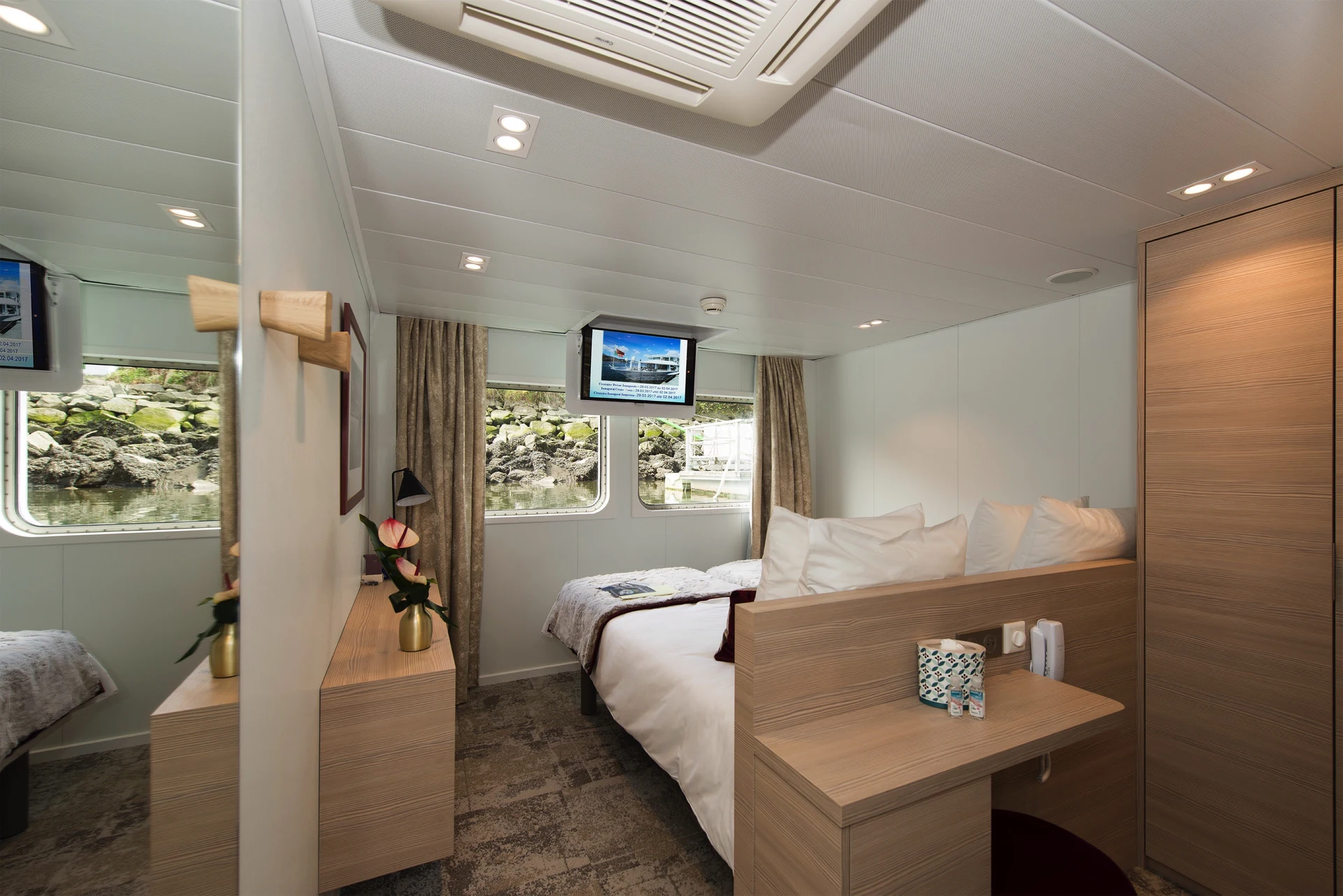 Main Deck 2 Adjustable Twin Beds CAT. A