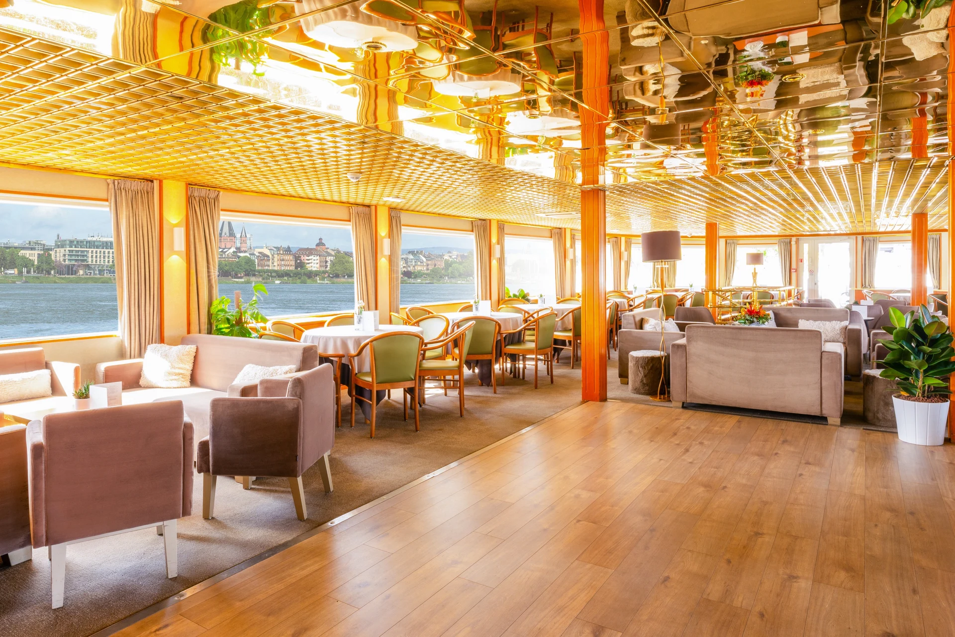 Lounge Bar with Dancefloor