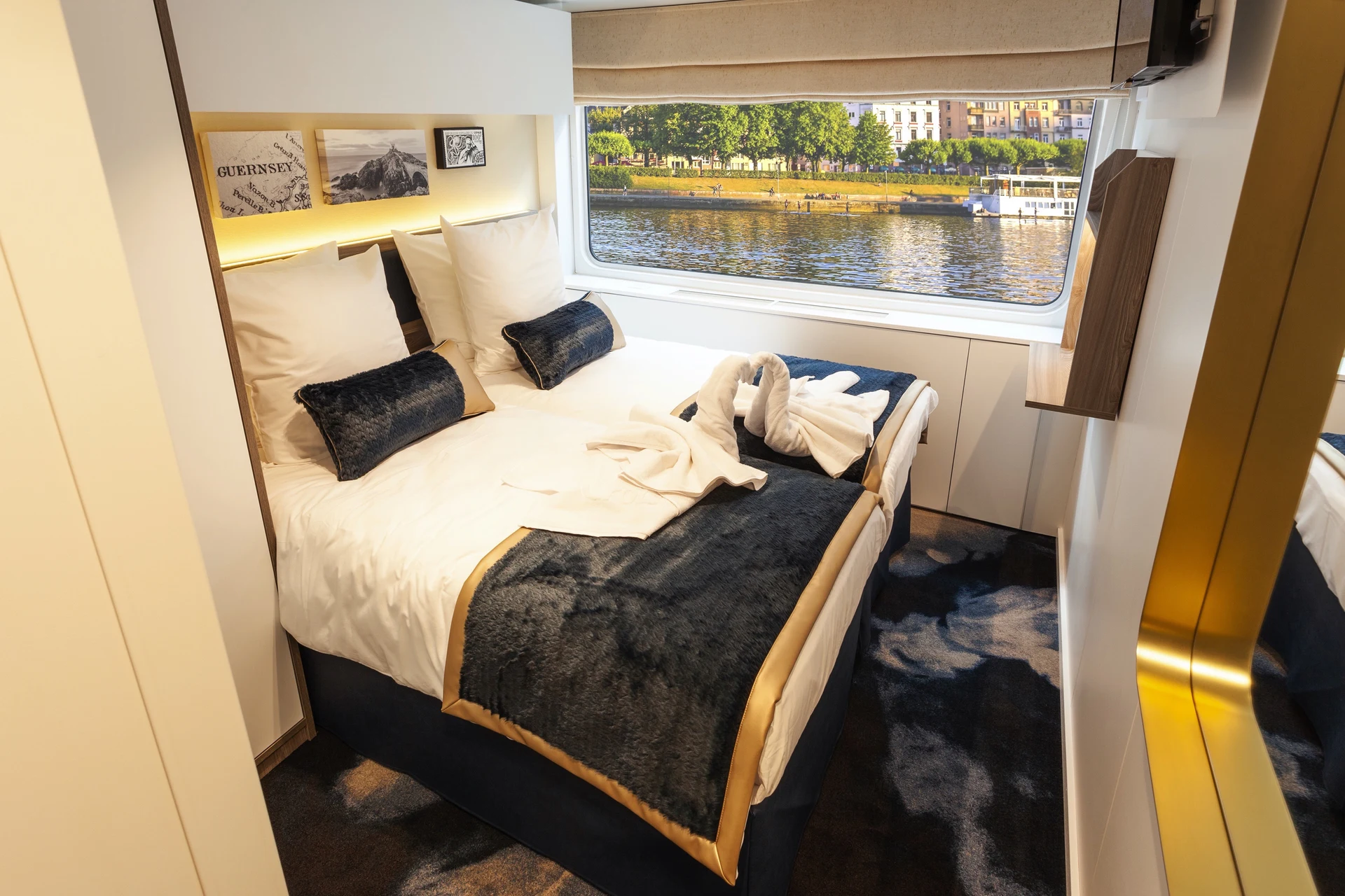 CAT. A - Main Deck 2 Adjustable Beds