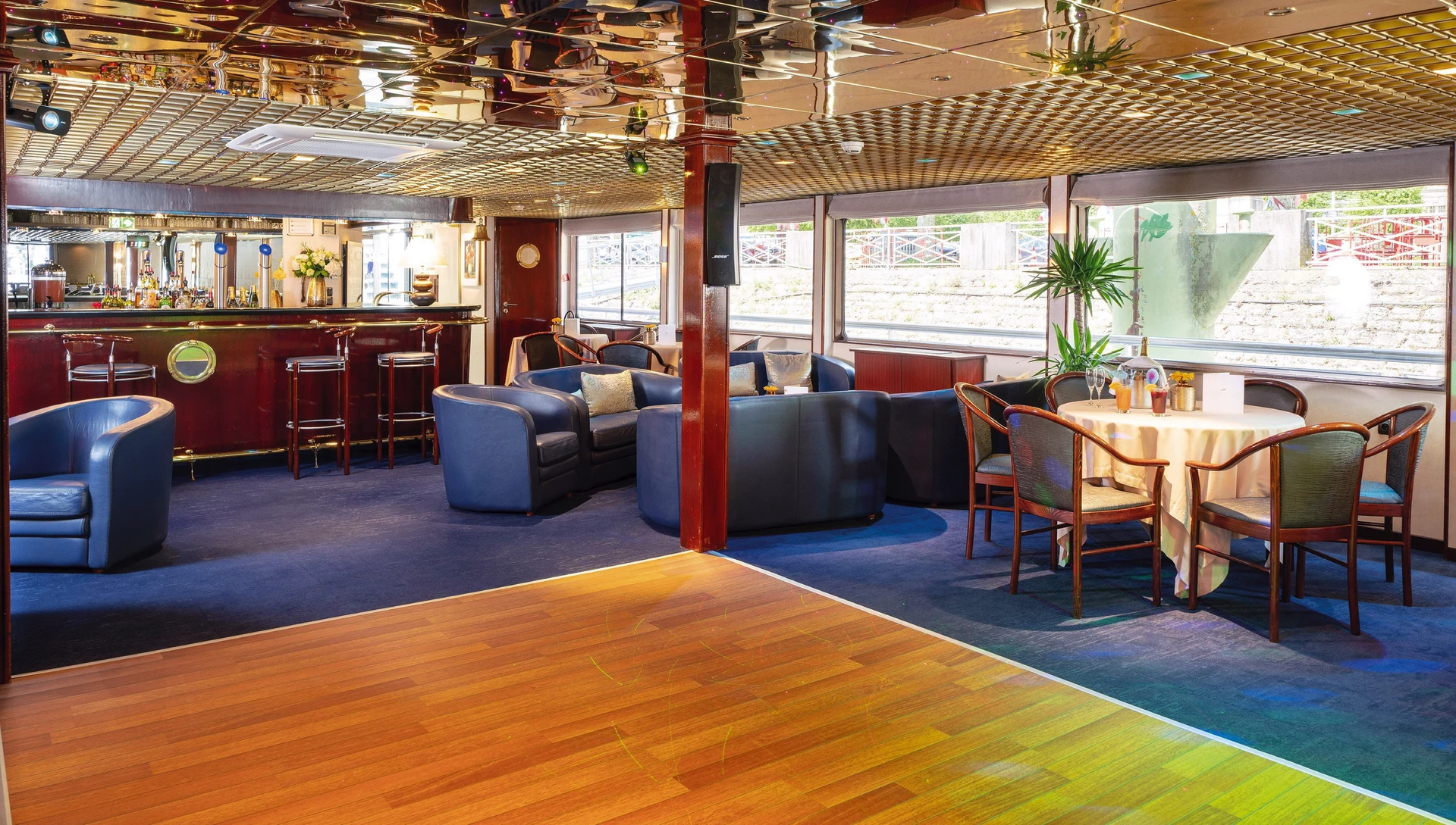 Lounge Bar with Dancefloor