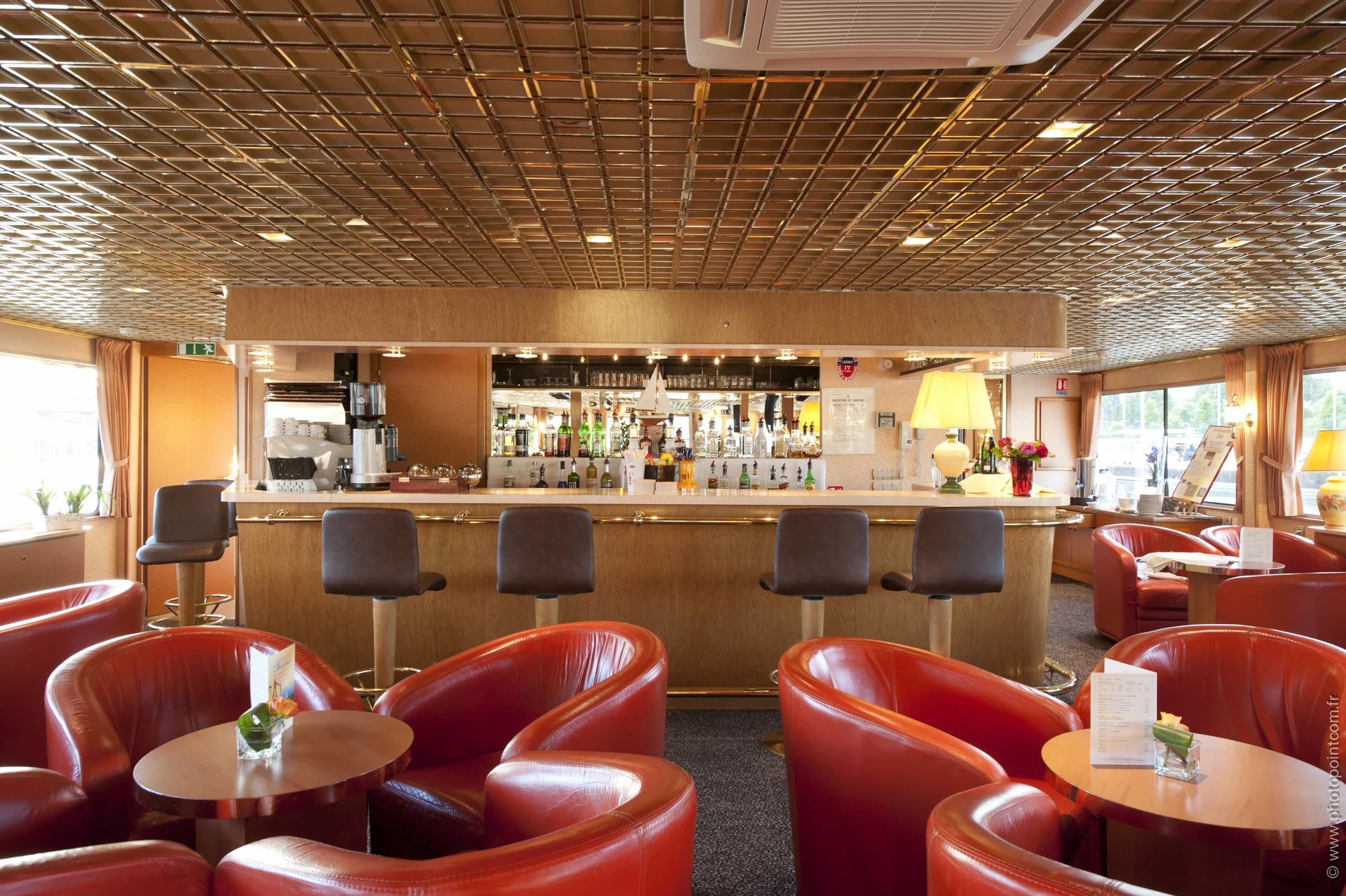 Lounge & Bar with Dancefloor