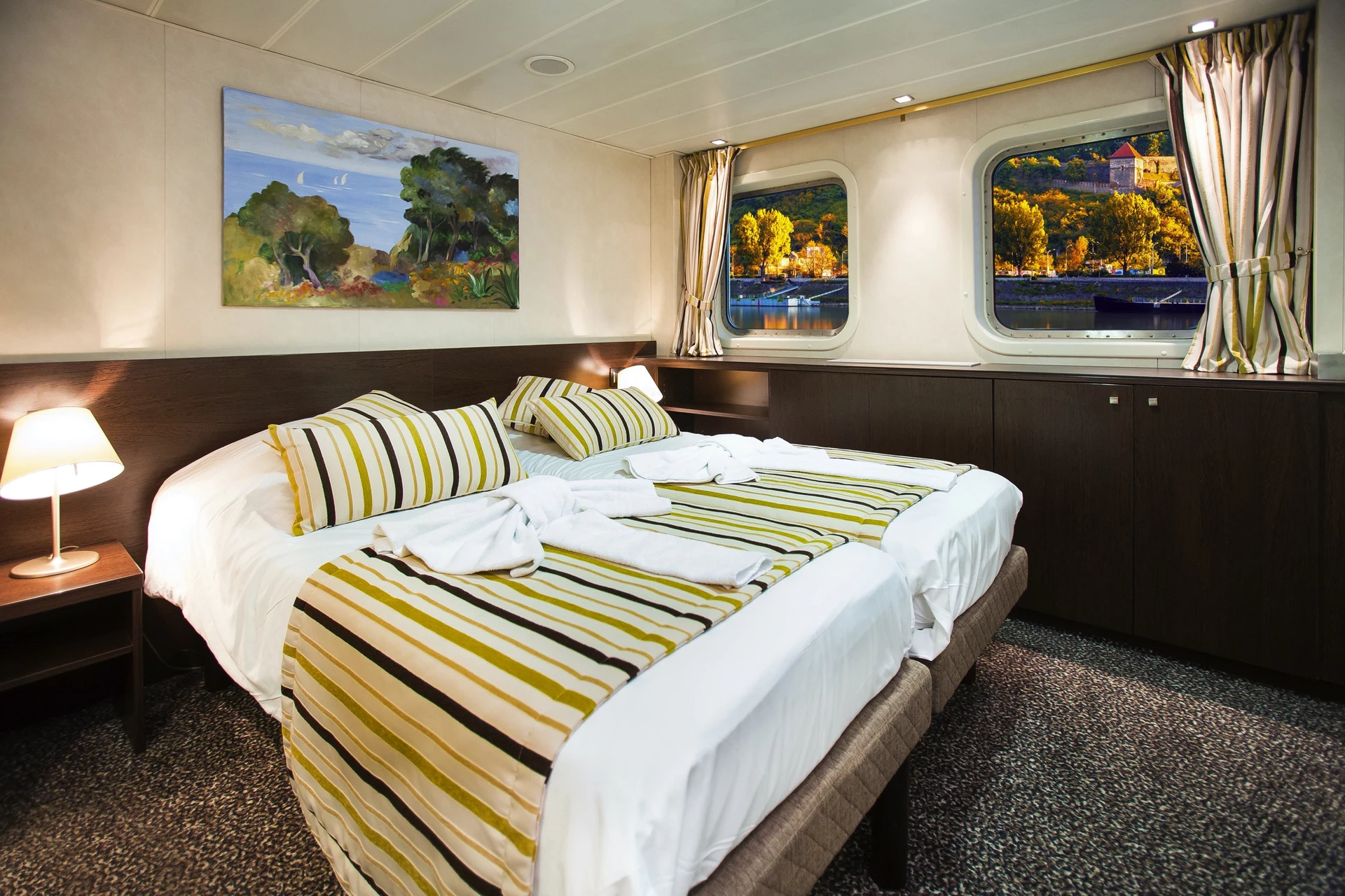 CAT. C - Main Deck 2 Adjustable Twin Beds