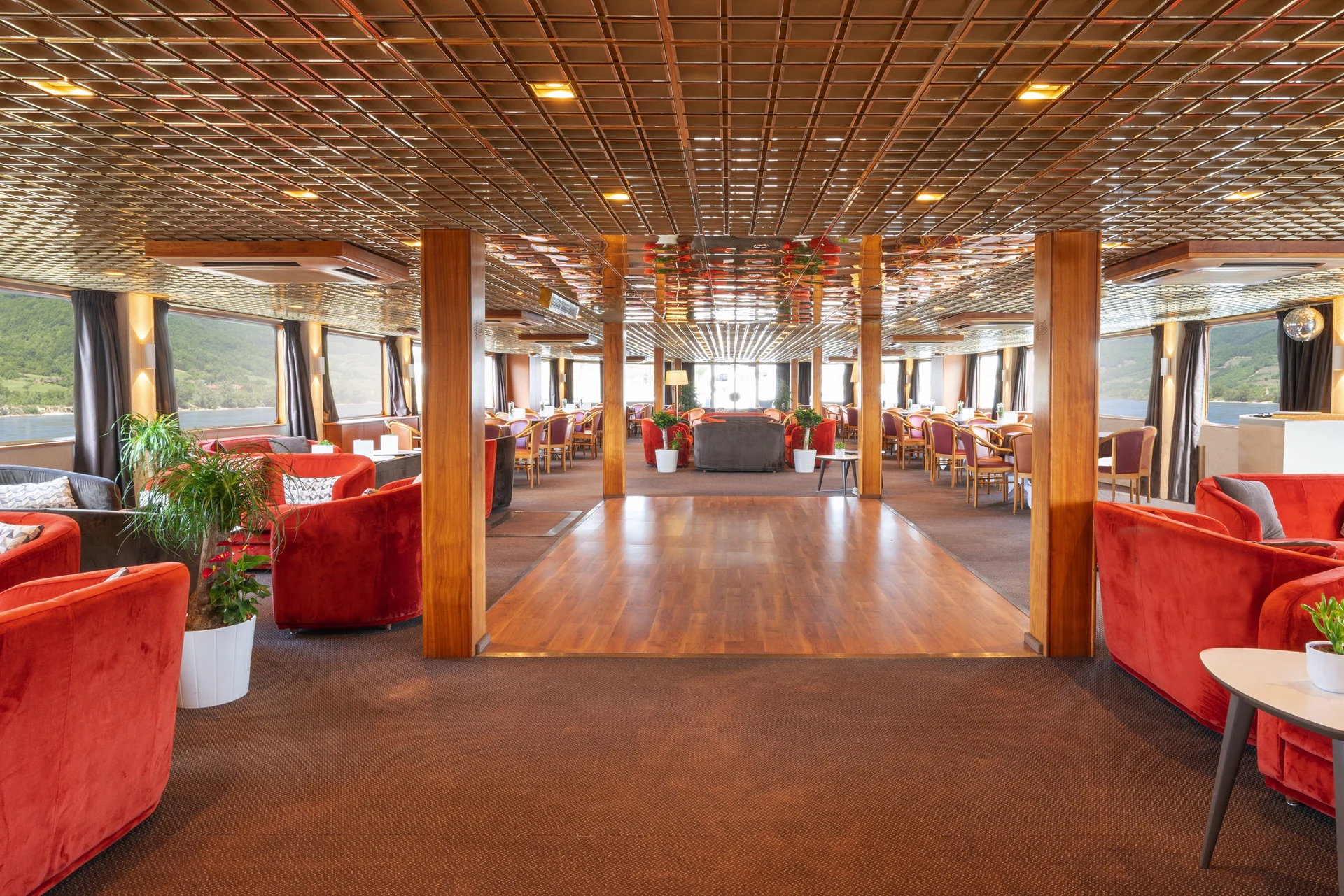 Lounge Bar with Dancefloor