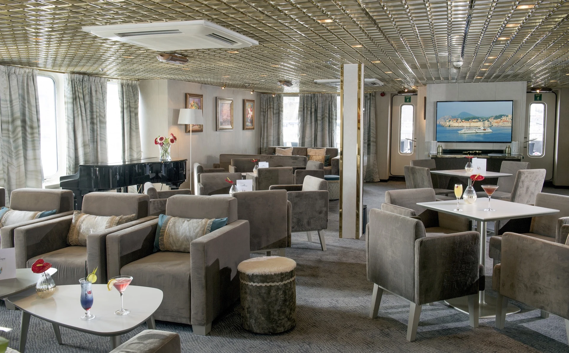 Lounge Bar with Dancefloor
