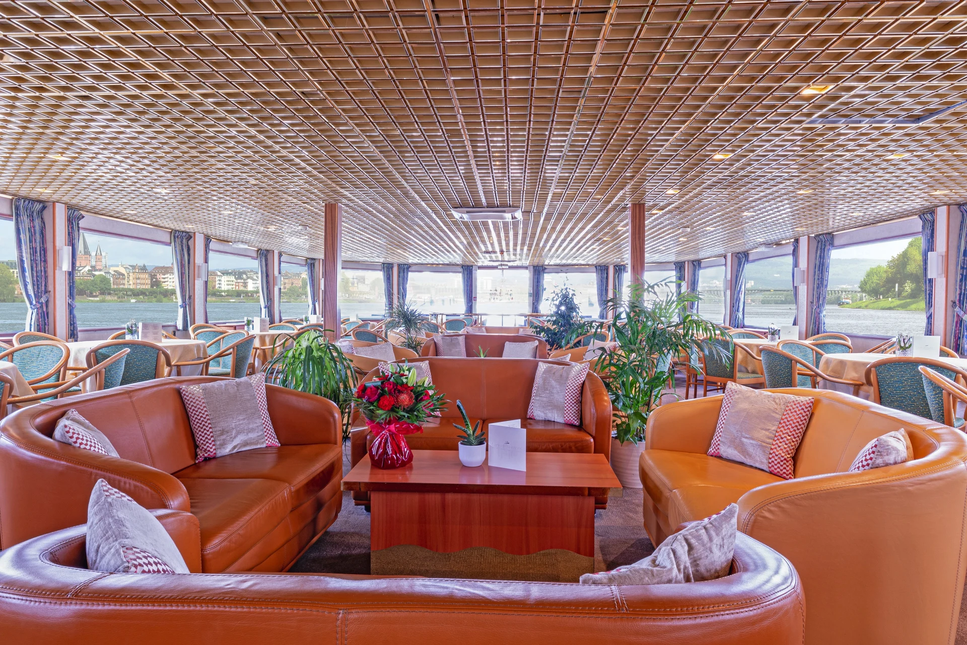 Lounge Bar with Dancefloor