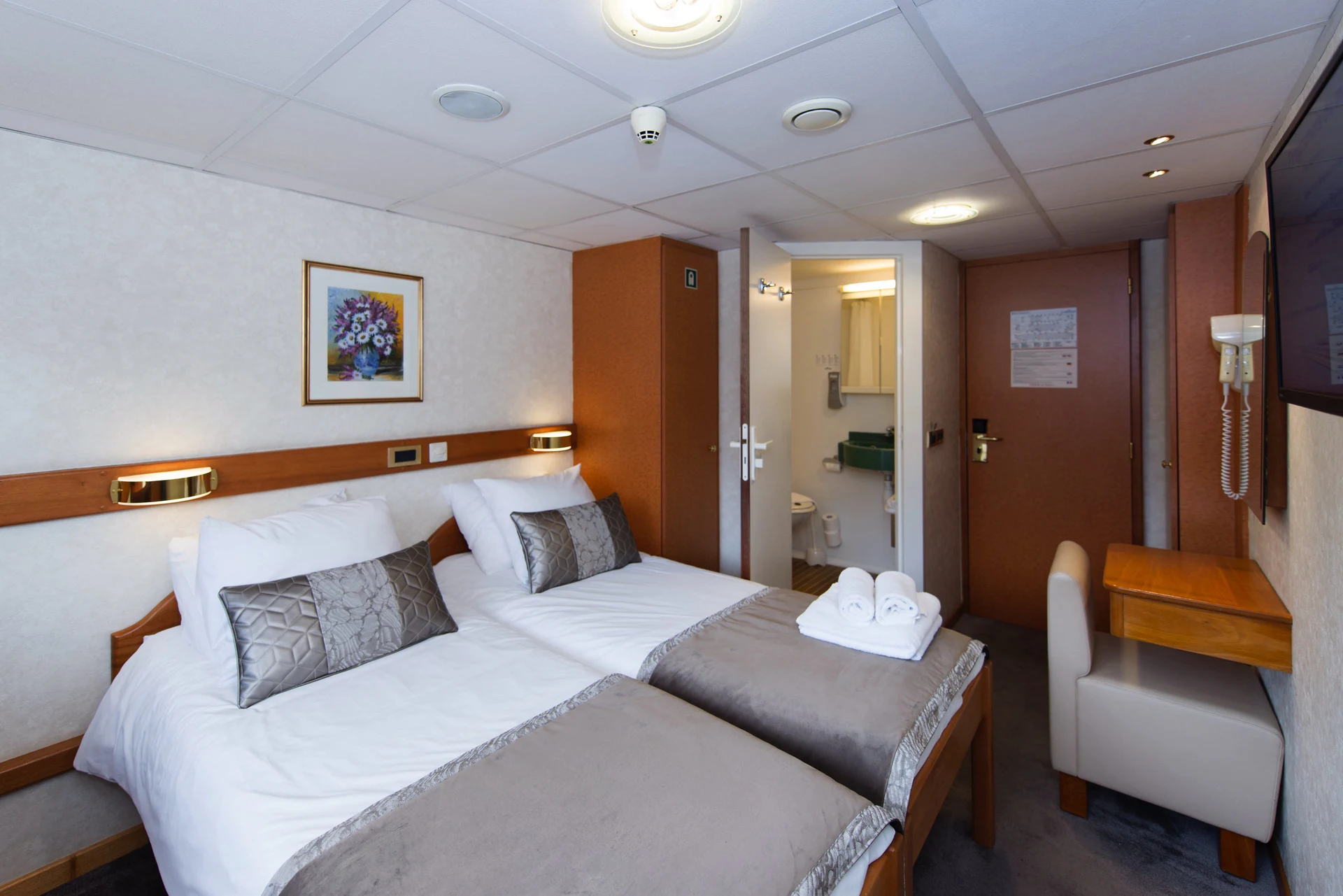 Main Deck 2 Adjustable Twin Beds Cat A