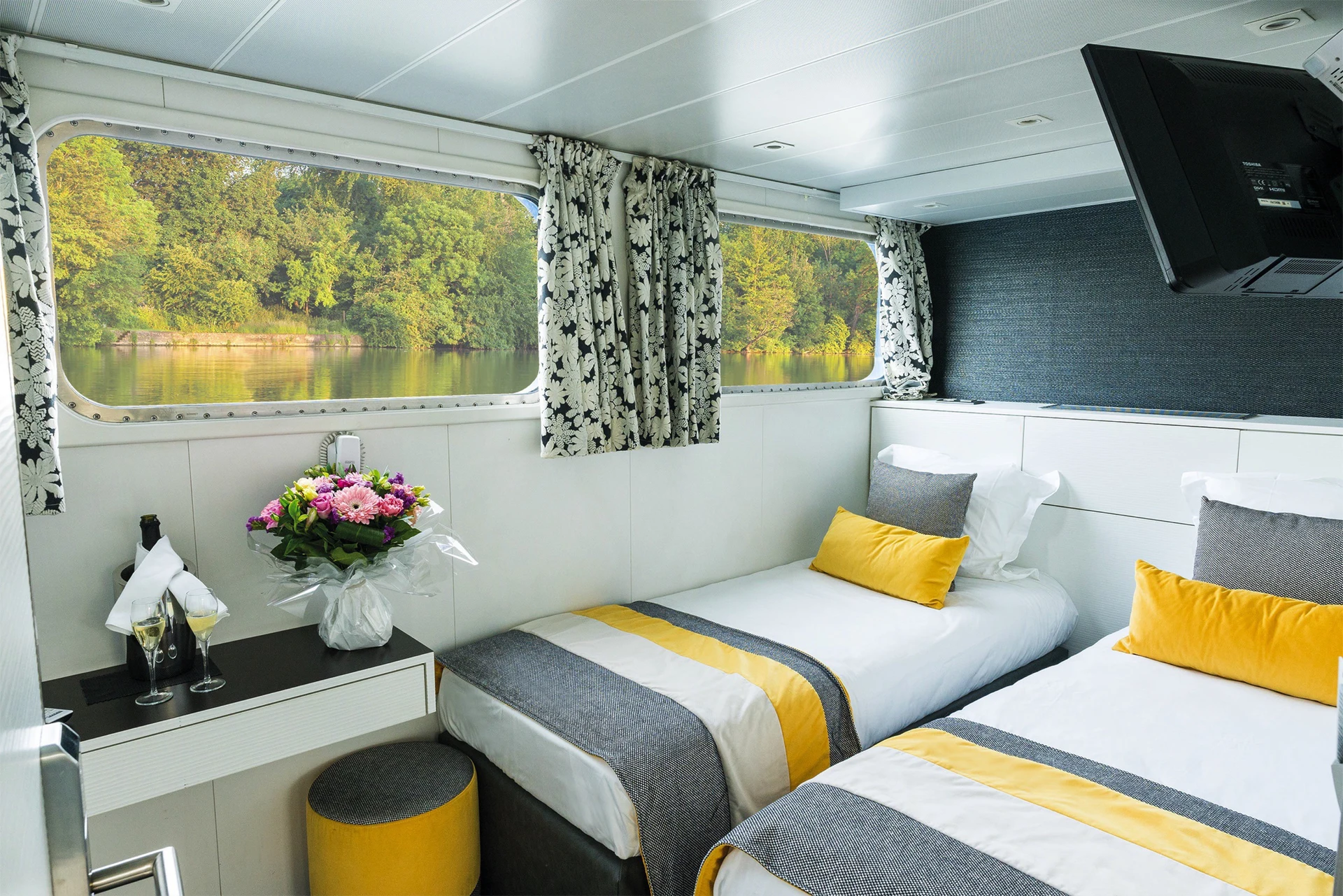 Main Deck 2 Beds