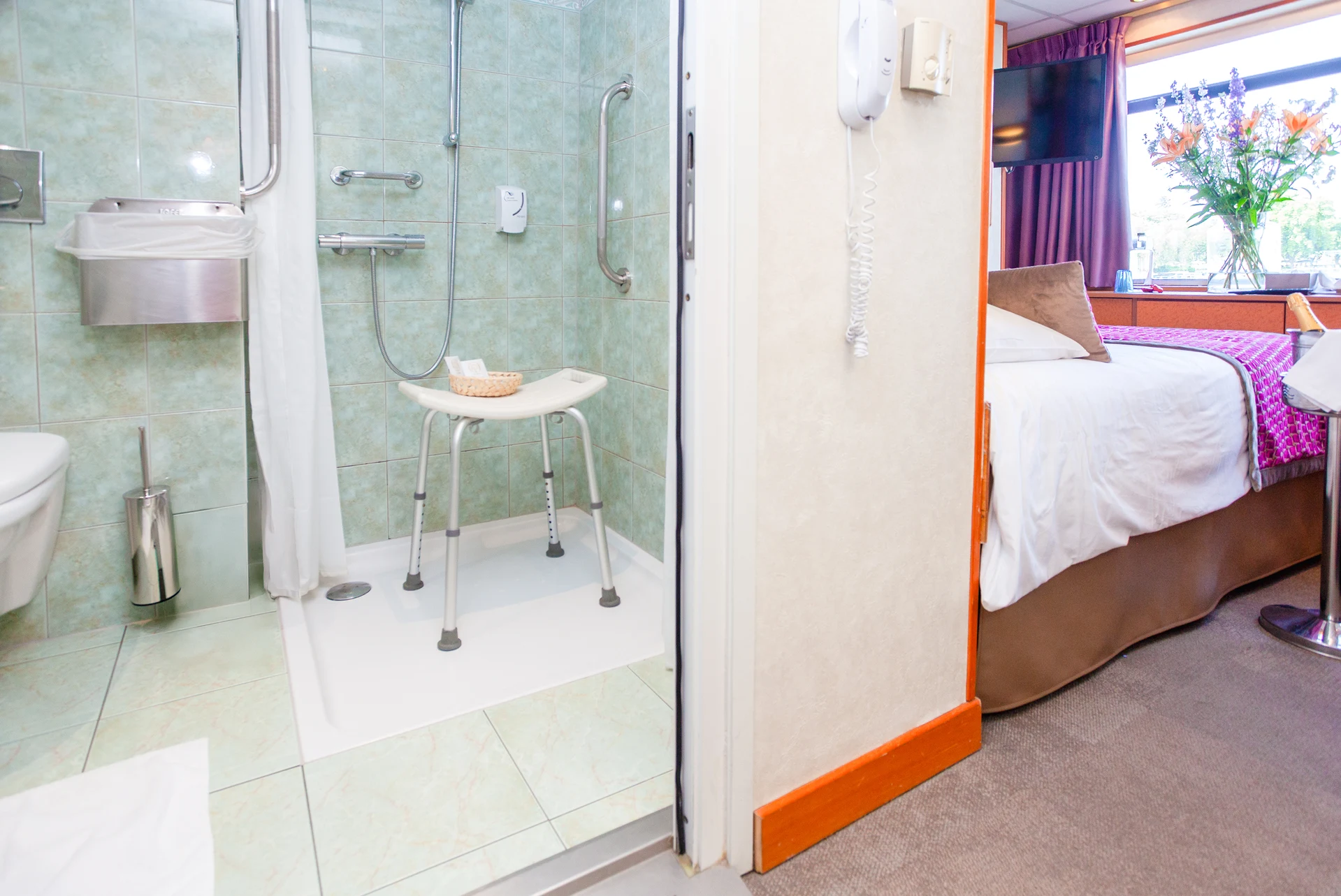 Middle Deck 1 Double Bed - Accessible Cabin Cat B