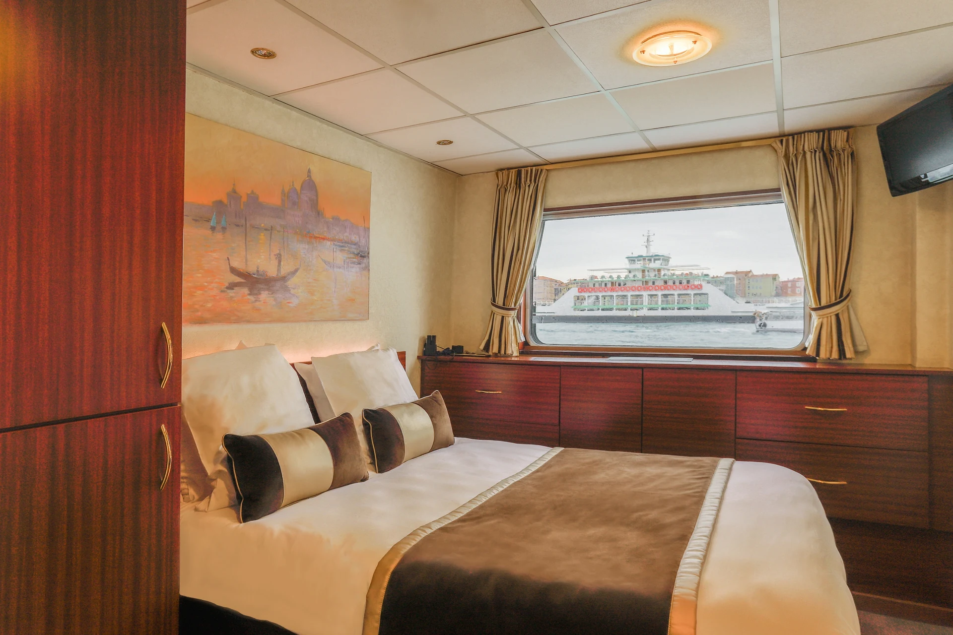 Main Deck 1 Double Bed CAT. C