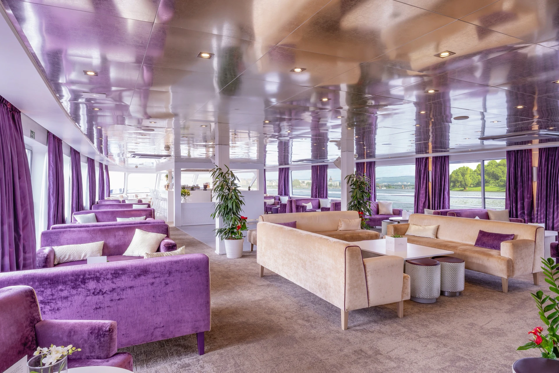 Lounge Bar with Dancefloor