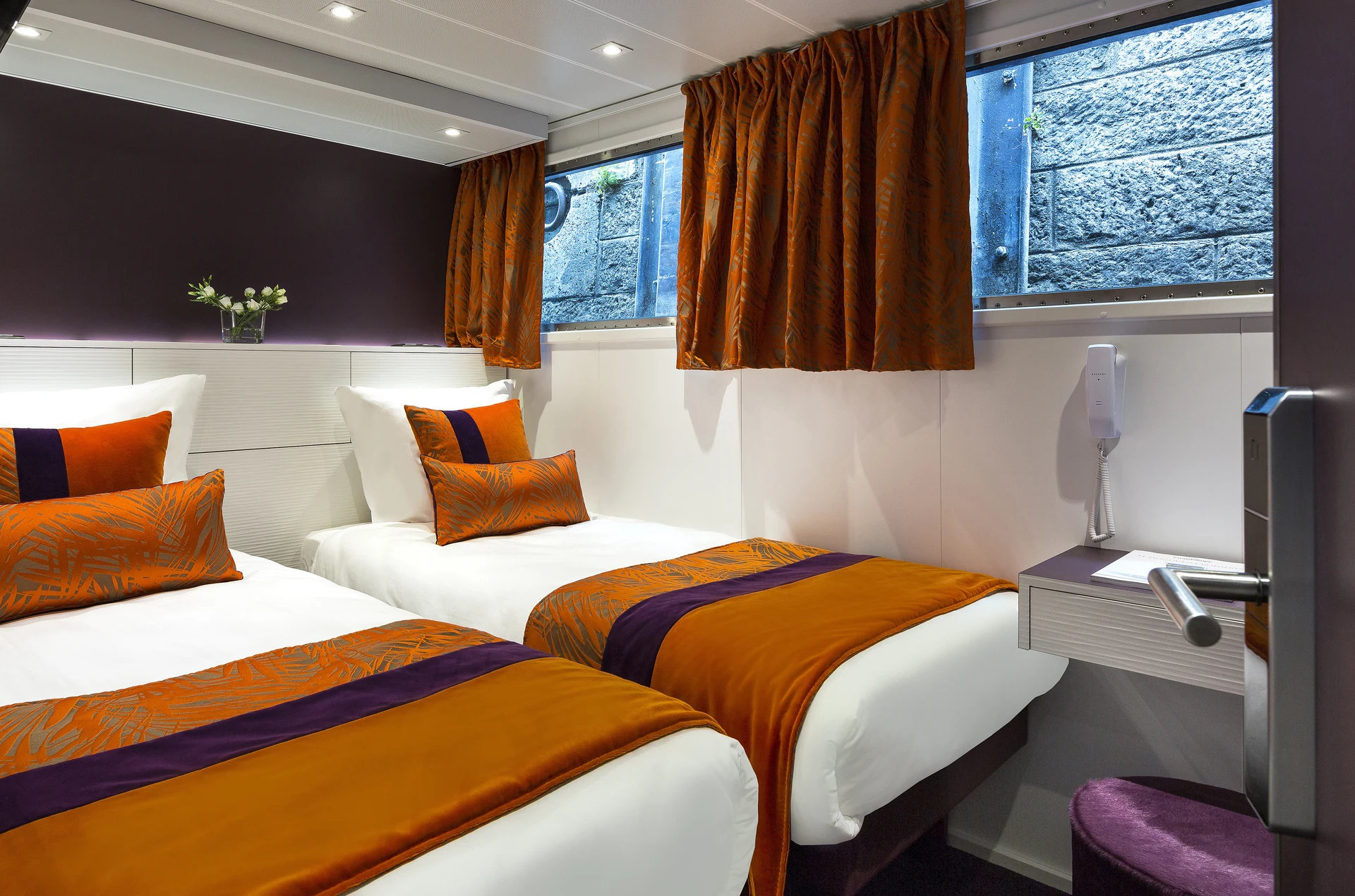 Main Deck - 2 Beds