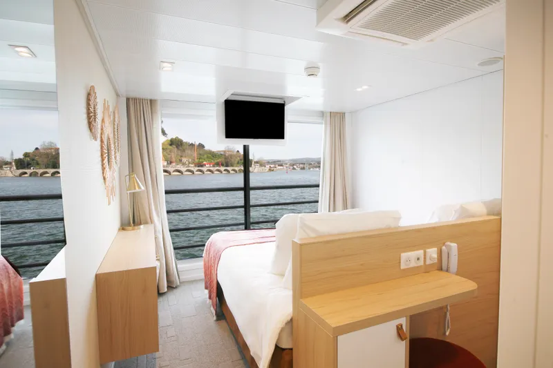 Middle Deck 1 Double Bed - Accessible Cabin Cat B