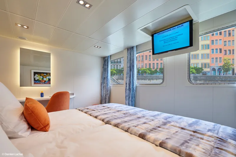 CAT. A - Main Deck 2 Adjustable Twin Beds